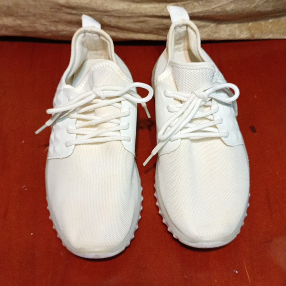 Taxi women's white size 9 liberty sneakers